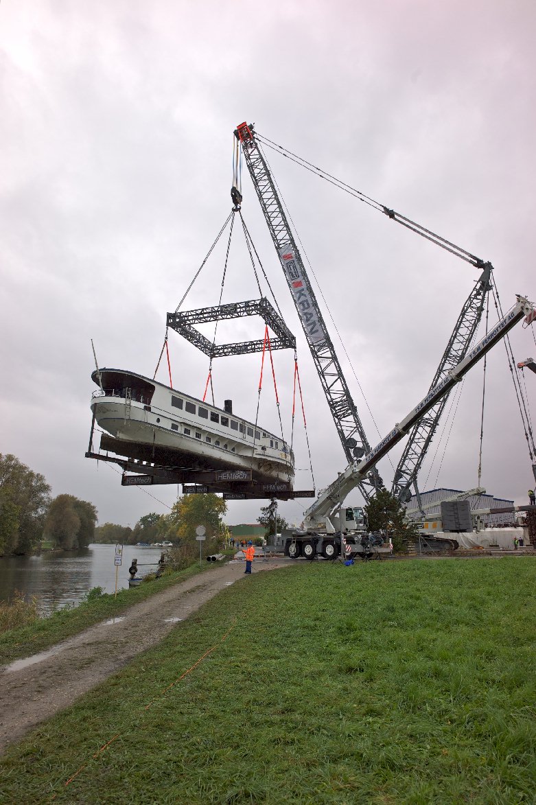 Auswasserung DS Neuchatel Sugiez 16.10.2010 14.jpg